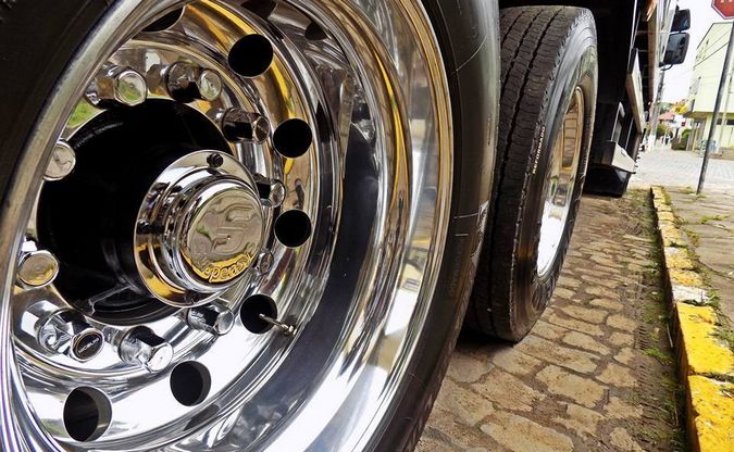Roda de alumínio polida montada em caminhão